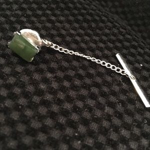 Tie pin with chain and green stone